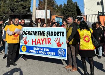 İzmir’de öğretmene şiddet protesto edildi