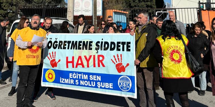 İzmir’de öğretmene şiddet protesto edildi