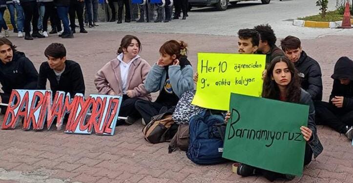 Öğrencilerden KYK bursu tepkisi: İnsanca yaşanacak burs istiyoruz