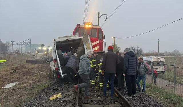 Tren minibüse çarptı: 2 yaralı