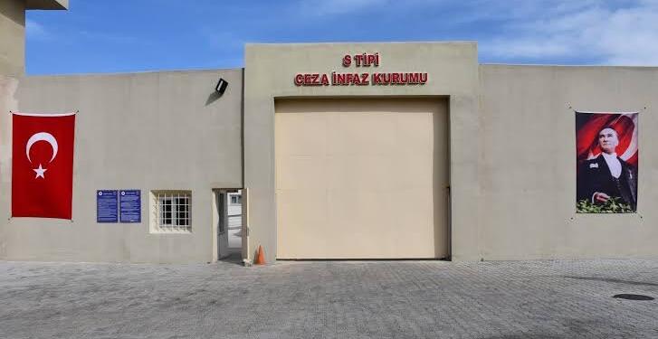 Tutsakların kitap ve özel eşyalarına el konuldu