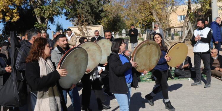 Sanatçılar da Rojava için nöbette: Devrime sahip çıkalım