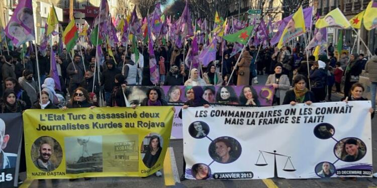 Avrupa katledilen gazeteciler için sokaktaydı