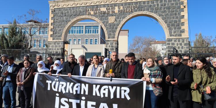 DEM Parti ihraç edilen Kayır’ın istifasını istedi