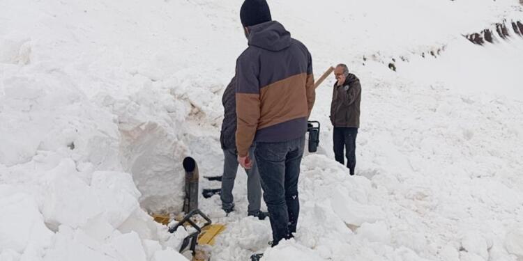 Elkê’de yolu açmaya çalışan ekibin üstüne çığ düştü