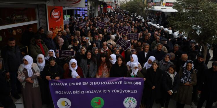 Kuzey ve Doğu Suriye’ye yönelik saldırılar protesto edildi