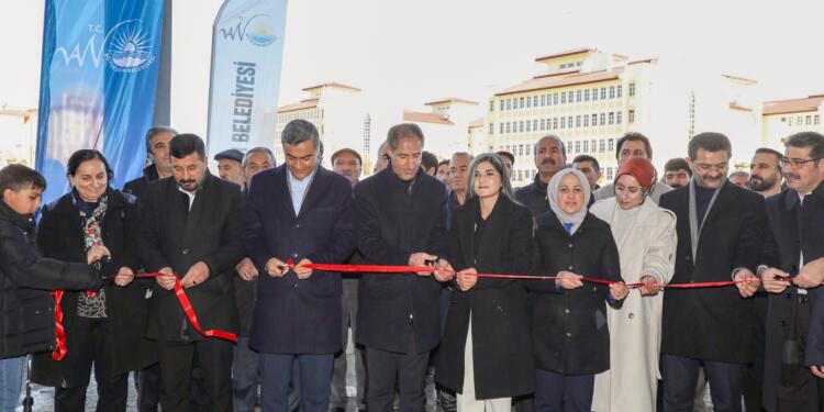 Tûşba’da kapalı semt pazarı açıldı