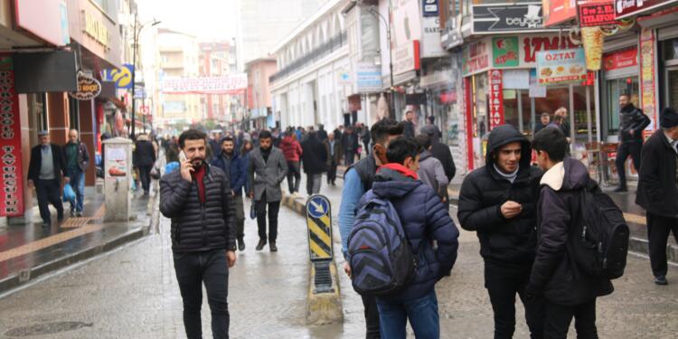 Asgari ücret tepkisi: Bütçe savaşa gidiyor, iktidar değişmeli