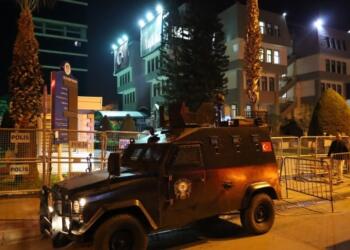 DEM Partili eşbaşkanlar gözaltına alındı: Akdeniz Belediyesi ablukada