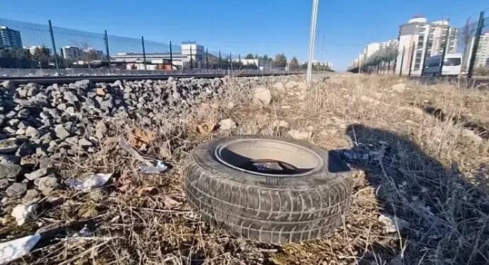 Yük treni otomobile çarptı: 1 ölü