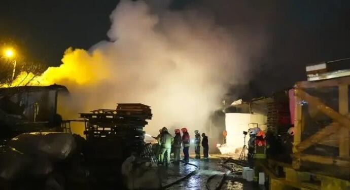 Palet imalathanesinde yangın