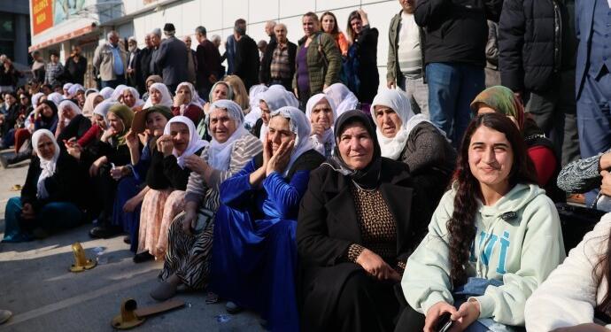 Barış Anneleri belediye önünde: Gözaltılar bırakılana dek direneceğiz