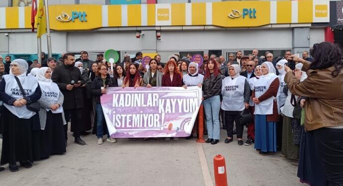 Kadınlar belediye önünde: Kayyıma karşı mücadeleyi büyüteceğiz
