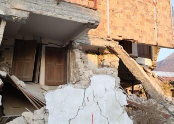 Deprem enkazı ve sorunların yumağındaki kadınlar