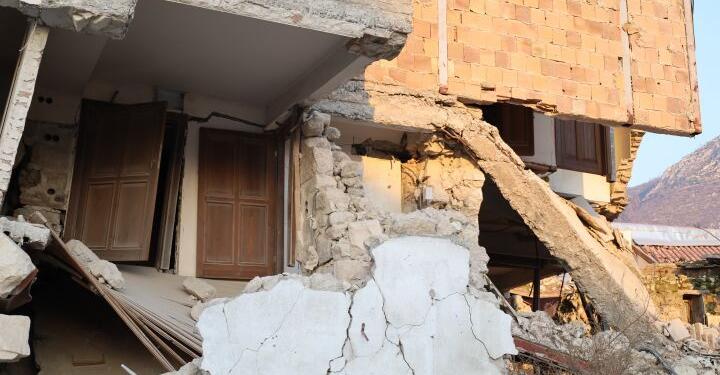 Deprem enkazı ve sorunların yumağındaki kadınlar