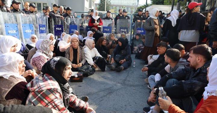 Belediye önündeki yurttaşlar: İrade gaspını kabul etmiyoruz