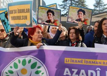 Kadınlar İran Büyükelçiliği önünde: Pexşan Ezîzî’ye özgürlük