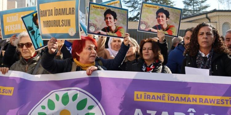 Kadınlar İran Büyükelçiliği önünde: Pexşan Ezîzî’ye özgürlük