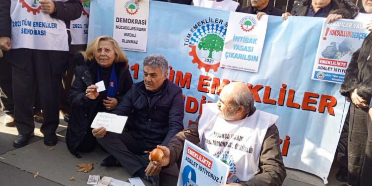 Emekliler TÜİK önünde: Çalışmadan geçinemiyoruz