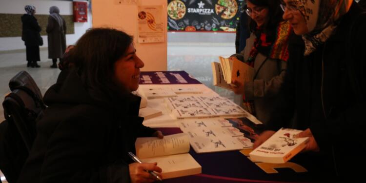 Nagihan Akarsel’in kitabı imzalandı