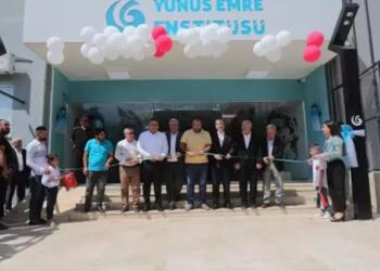 Yolsuzlukta adı geçen Yunus Emre Enstitüsü Başkanı Şeref Ateş ve yardımcısı Abdullah Kutanmış Yalçın, 2023’te Kürt kenti Efrîn’de de Türk Kültür Merkezi açmıştı.