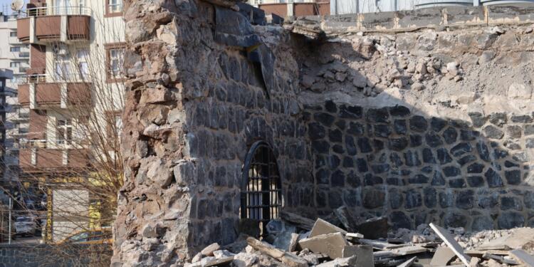 Tarihi medresenin duvarı yıkıldı