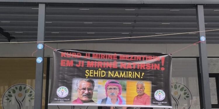 DEM Gençlik Bavê Teyar’ın pankartını astı