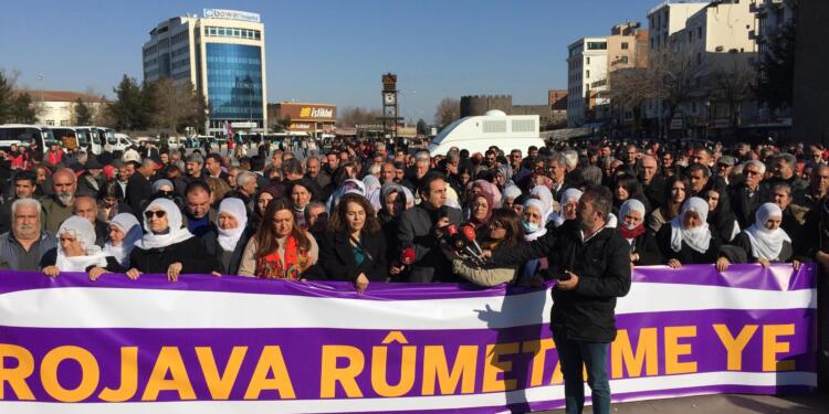 Amed’te saldırılara tepki: Kobanê yenilmezdir