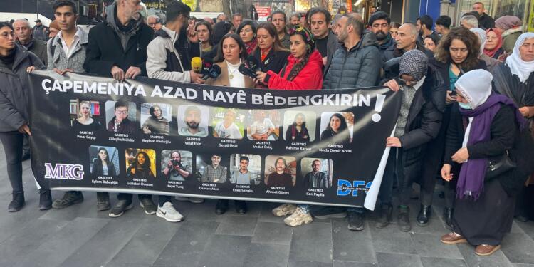 Gazetecilere baskılar protesto edildi: Gerçeklerden taviz vermeyeceğiz