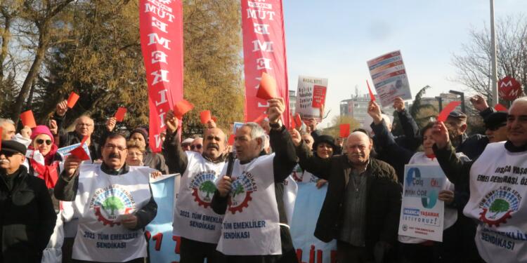 Emekliler Ankara ve Mersin’de maaş zamlarına tepki gösterdi
