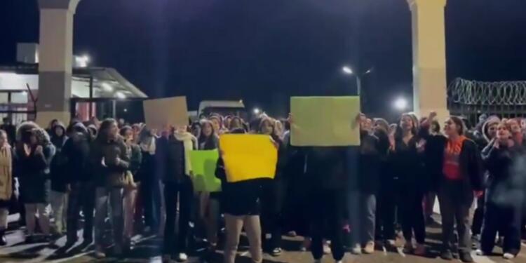 Dîlok’ta kadın öğrencilerden ulaşım protestosu