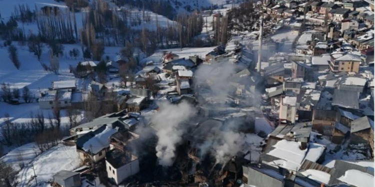 Erzirom’da yangın: 10 ev kullanılamaz halde