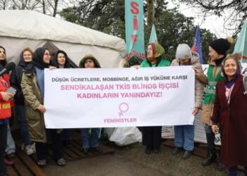Feministler direnişteki TKIS işçisi kadınları ziyaret etti
