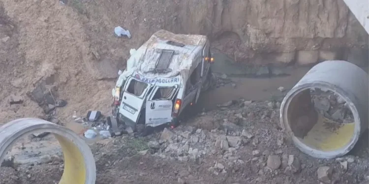 Servis minibüsü dere yatağına düştü: 3 ölü 15 yaralı