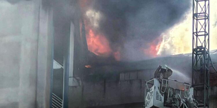 Sultanbeyli’de bir atölyede yangın çıktı