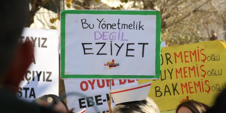 Hekimler eylemde: Eziyet Yönetmeliği geri çekilsin