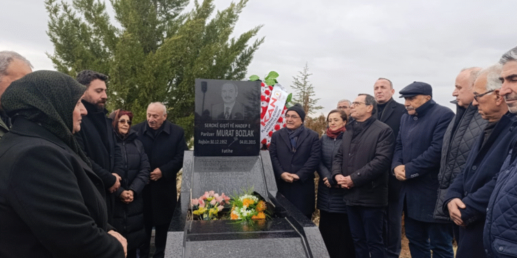 Murat Bozlak mezarı başında anıldı