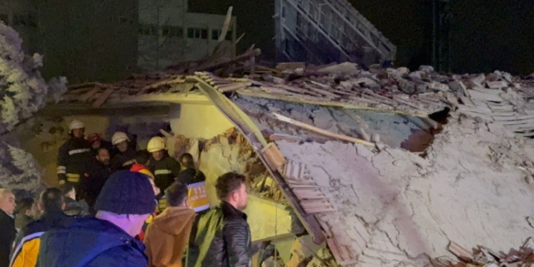 Konya’da 3 katlı bina çöktü