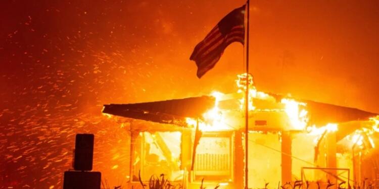 Los Angeles yangını sürüyor: 10 kişi öldü, 10 bin yapı yandı