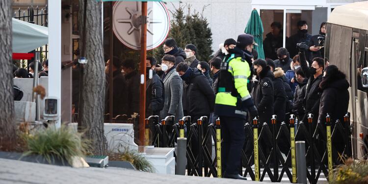 Güney Kore Cumhurbaşkanı’nın tutuklama kararı askıya alındı