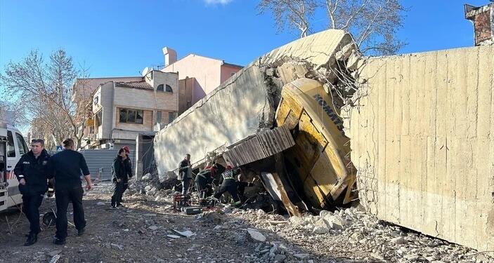 Uşak’ta bir bina iş makinesinin üzerine çöktü