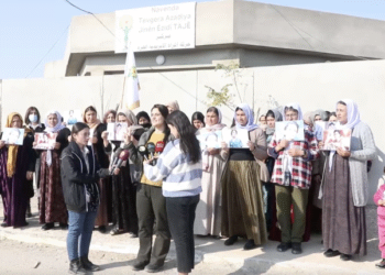 Kadınlar Pexşan Ezîzî’ye verilen cezayı protesto etti