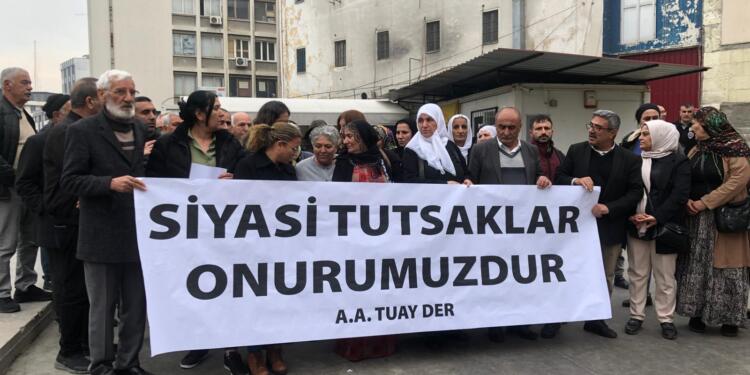 ‘Tutsaklara para göndermek suç değildir’