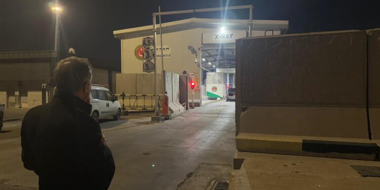 Gazetecilerin cenazesini almaya giden heyete engel sürüyor