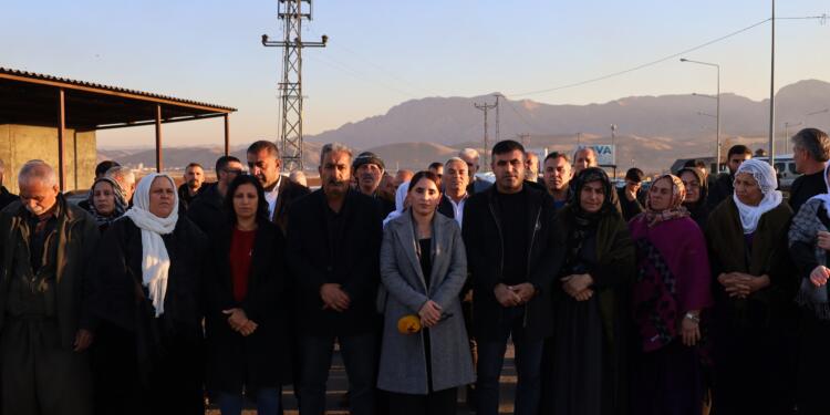 Habur Sınır Kapısı’nda engel sürüyor: Heyet 24 saattir keyfi bekletiliyor