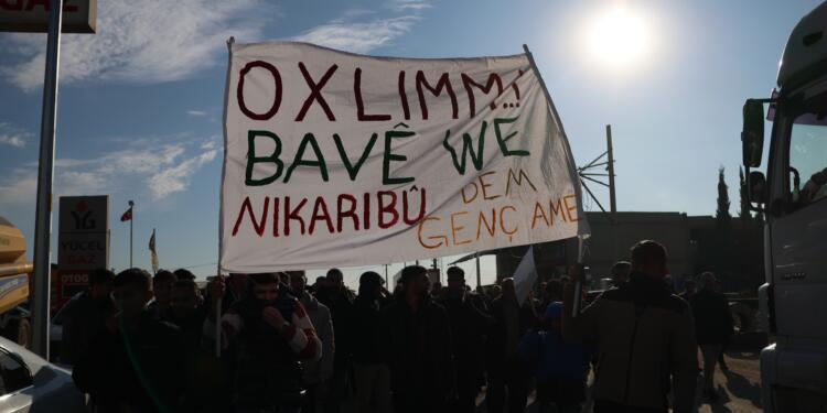 Gençler ‘Bijî Serok Apo’ sloganıyla yürüdü