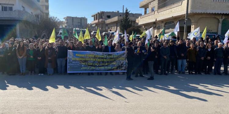 Kobanêliler de sınırda: Kürdistan birdir