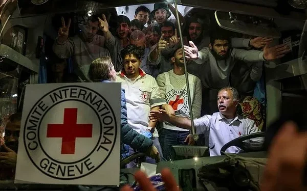 İsrail 641 Filistinli esiri serbest bıraktı