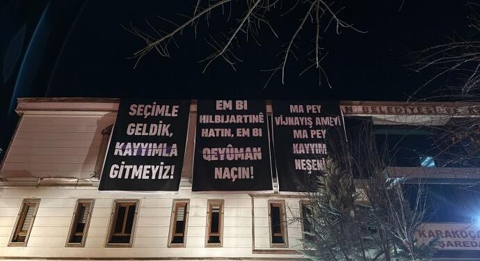 Dêp Belediyesi’ne kayyım pankartı ablukası