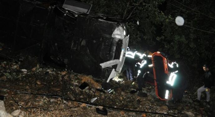 Yolcu otobüsü uçurumdan yuvarlandı